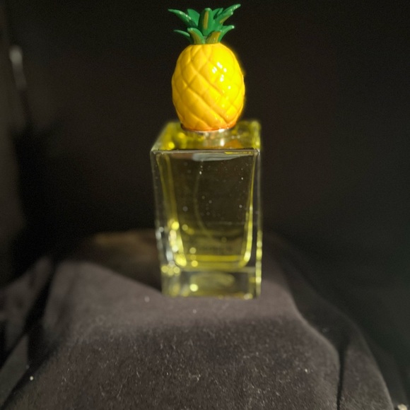 Dolce and Gabbana fruit collection
Pineapple eau de toilette 1.5 or 5 oz. - Picture 3 of 3